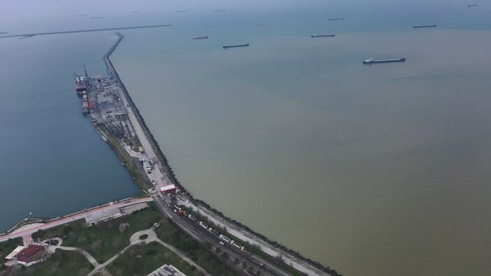 Karadeniz'in mavi rengi çamura bulandı