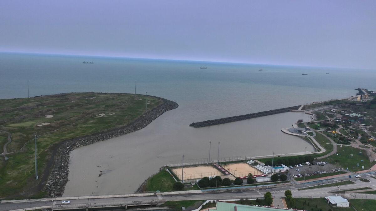 Karadeniz&#039;in mavi rengi çamura bulandı