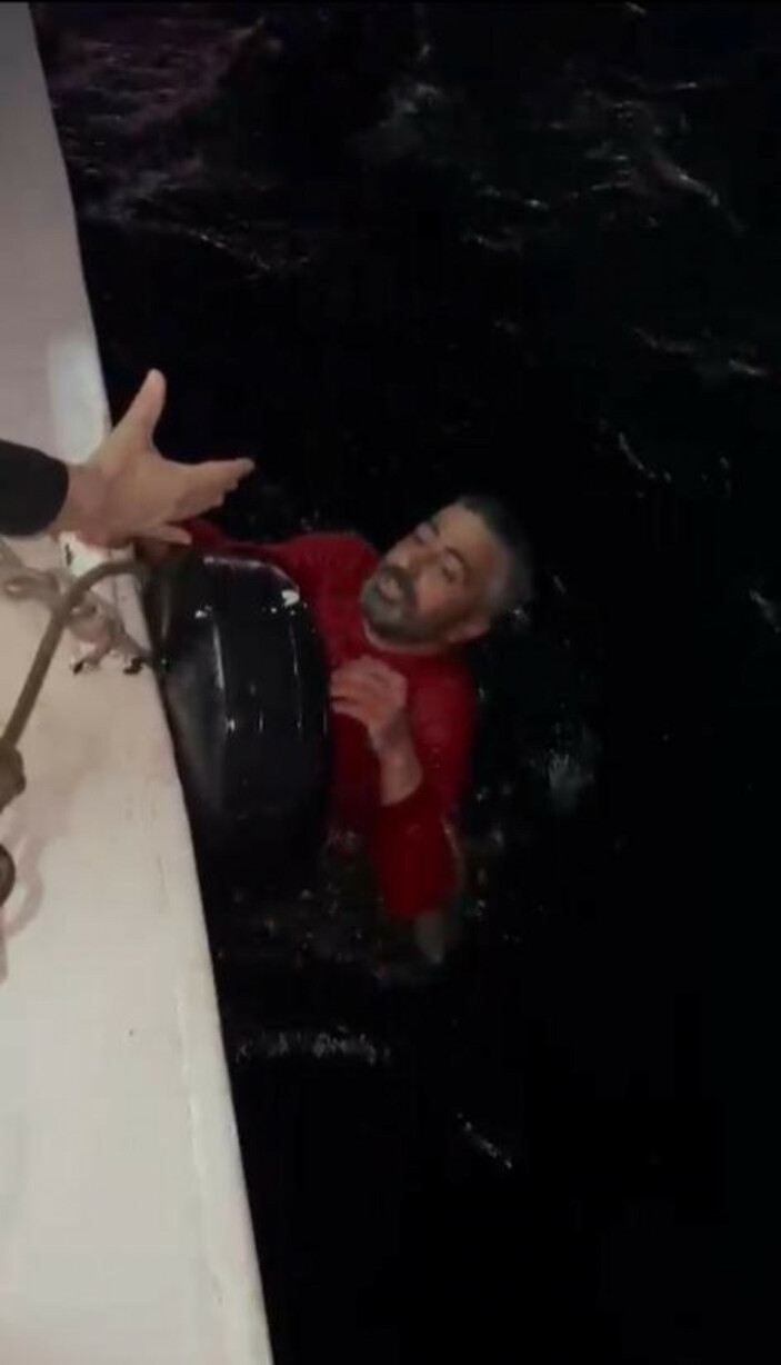 Karaköy'de denize düşen kişiyi tekne kaptanı kurtardı
