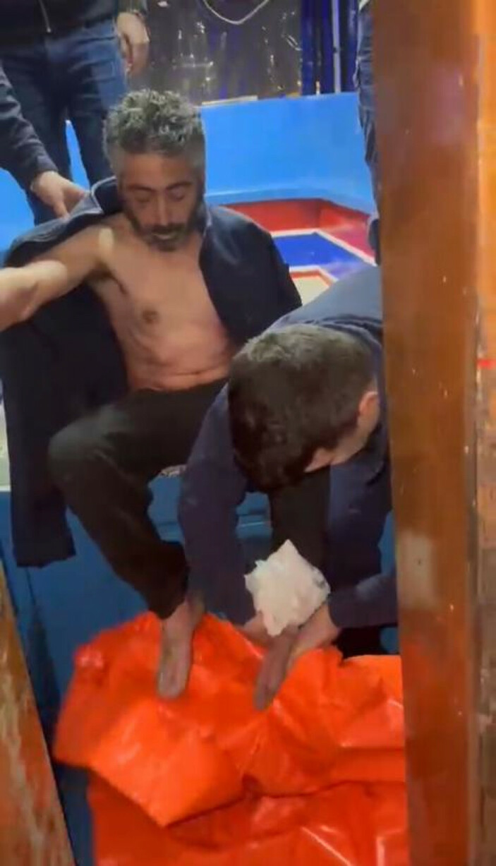 Karaköy'de denize düşen kişiyi tekne kaptanı kurtardı