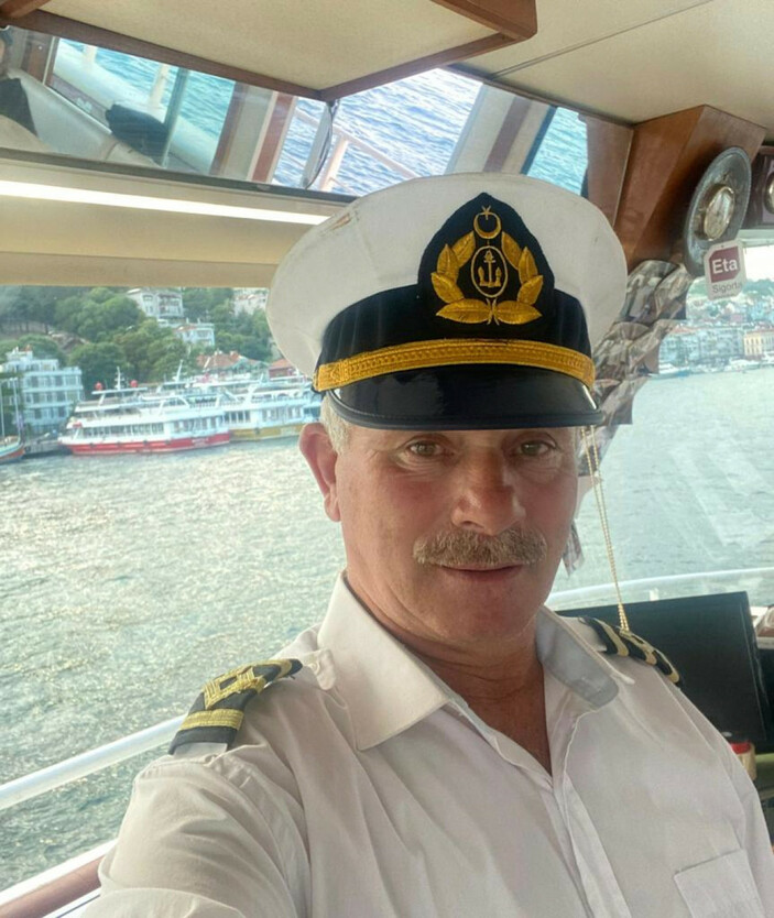 Karaköy'de denize düşen kişiyi tekne kaptanı kurtardı