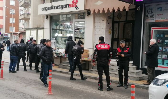 Kocaeli'de hediyelik eşya dükkanında kurşun yağdırdılar
