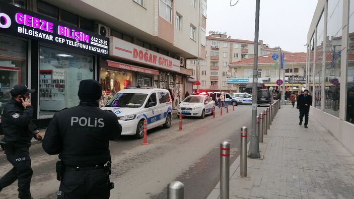 Kocaeli'de hediyelik eşya dükkanında kurşun yağdırdılar