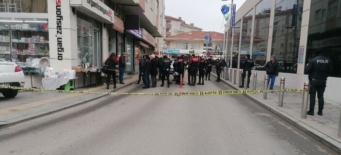 Kocaeli'de hediyelik eşya dükkanında kurşun yağdırdılar