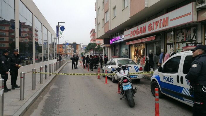 Kocaeli'de hediyelik eşya dükkanında kurşun yağdırdılar