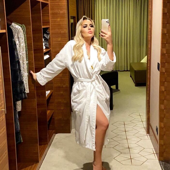 Konya'da güzellik merkezi açan Selin Ciğerci'ye protesto! Seni Konya'da istemiyoruz