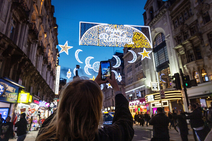 Londra'nın Piccadily Caddesi, Ramazan ayı için süslendi