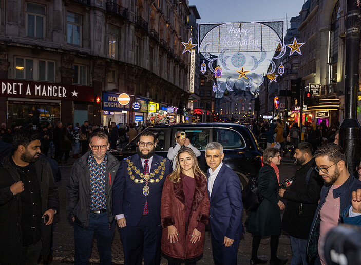 Londra'nın Piccadily Caddesi, Ramazan ayı için süslendi