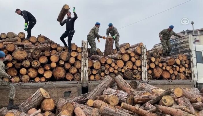 Malatya'da depremzedelerin yaralarını Mehmetçik sarıyor
