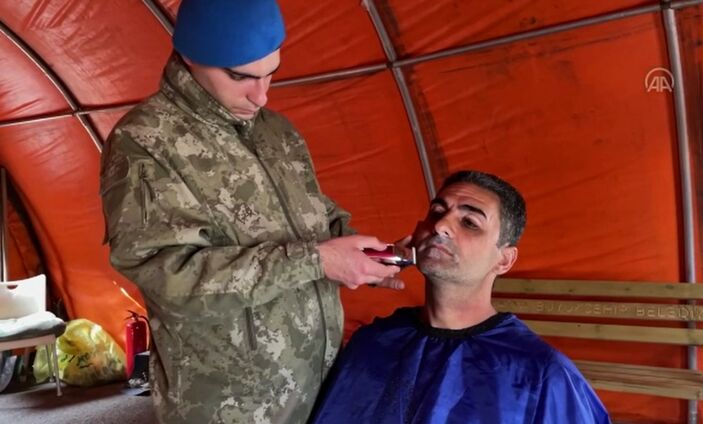Malatya'da depremzedelerin yaralarını Mehmetçik sarıyor