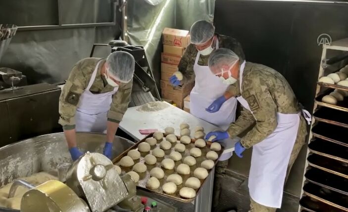 Malatya'da depremzedelerin yaralarını Mehmetçik sarıyor