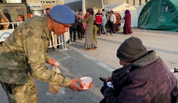 Malatya'da depremzedelerin yaralarını Mehmetçik sarıyor