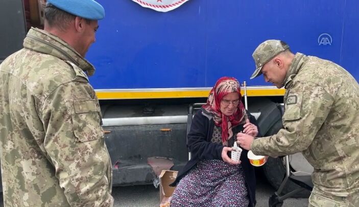 Malatya'da depremzedelerin yaralarını Mehmetçik sarıyor