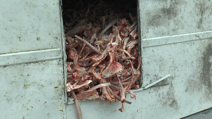 Maltepe'de kemik yüklü kamyonet kaygan zeminde yan yattı