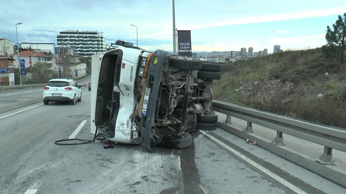 Maltepe'de kemik yüklü kamyonet kaygan zeminde yan yattı