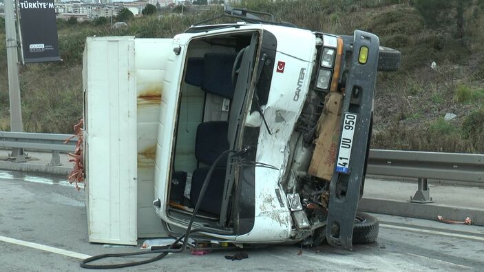Maltepe'de kemik yüklü kamyonet kaygan zeminde yan yattı