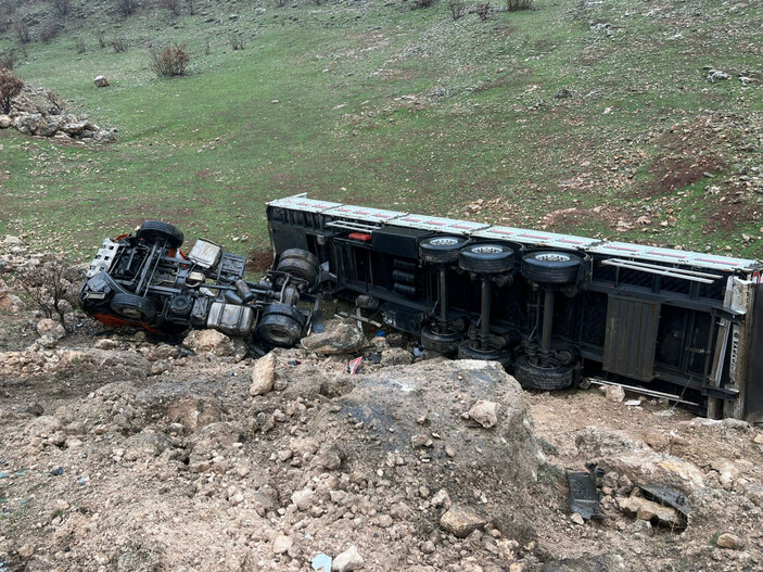 Mardin’de feci kaza: Tır ile kamyonet kafa kafaya çarpıştı