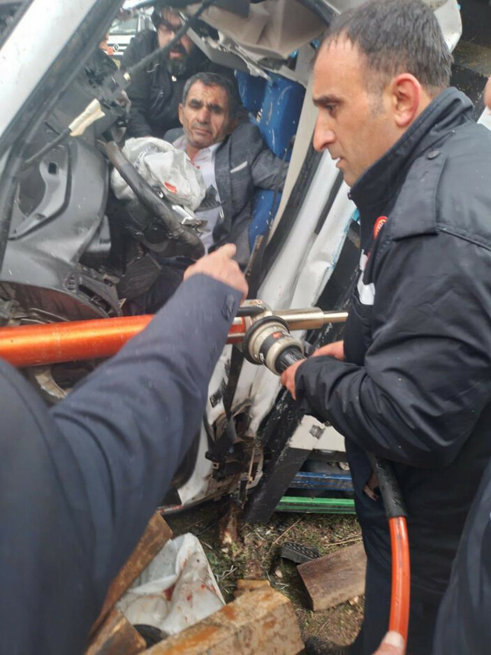 Mardin’de feci kaza: Tır ile kamyonet kafa kafaya çarpıştı