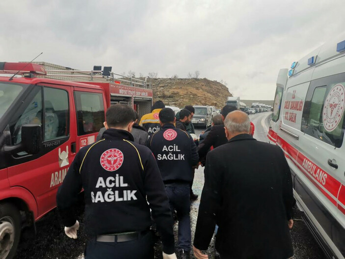 Mardin’de feci kaza: Tır ile kamyonet kafa kafaya çarpıştı
