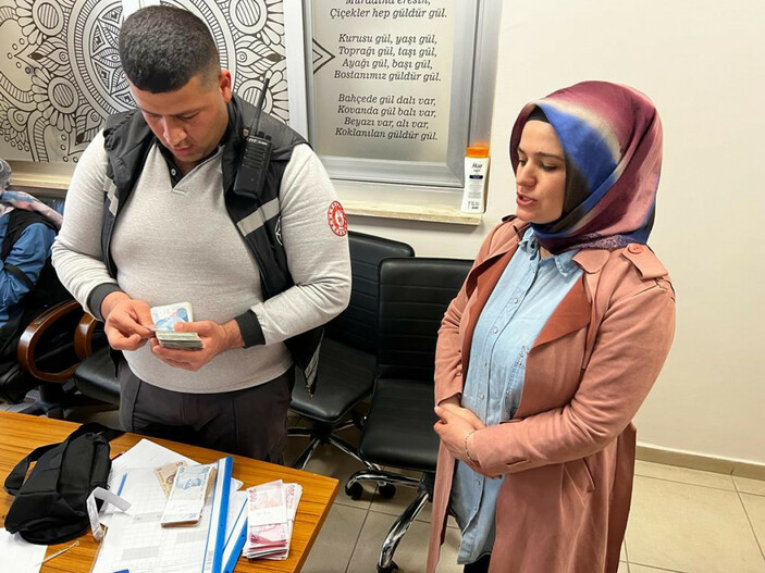 Mardin'de güvenlik görevlisi depremzedelere ait para buldu