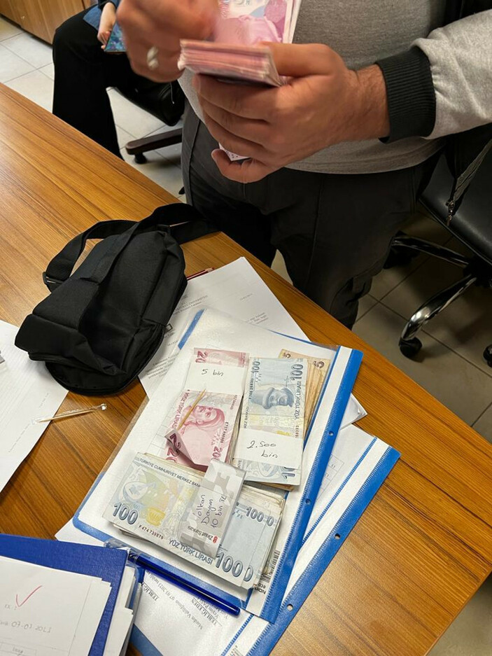 Mardin'de güvenlik görevlisi depremzedelere ait para buldu