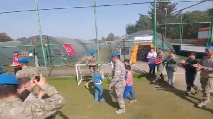 Mehmetçik'ten depremzede 9 yaşındaki Emir'e sürpriz doğum günü kutlaması