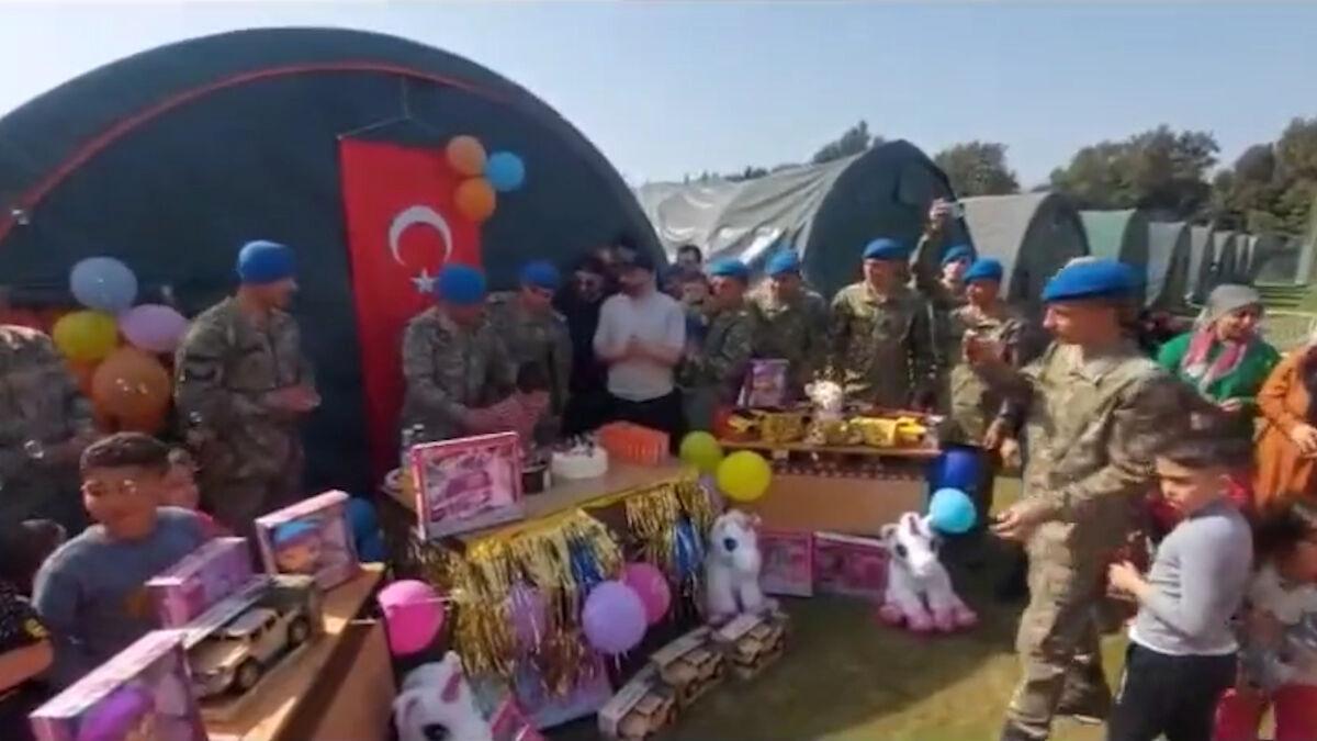 Mehmetçik&#039;ten depremzede 9 yaşındaki Emir&#039;e sürpriz doğum günü kutlaması