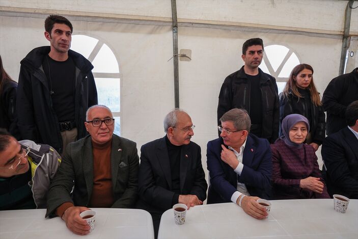 Meral Akşener, Ahmet Davutoğlu ile görüştü