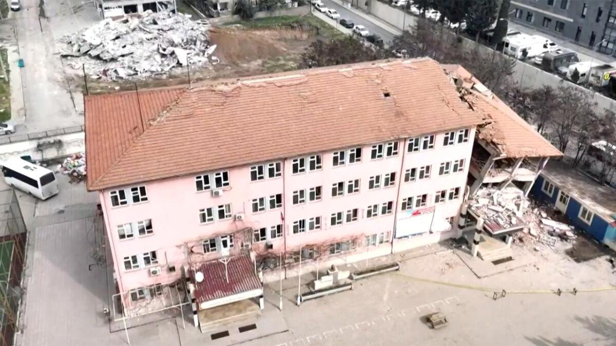 Mersin&#039;de depremlerde hasar gören 76 okul tahliye edildi