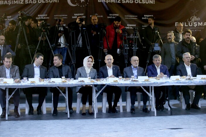 Millet İttifakı'nın Cumhurbaşkanı ve yardımcı adayları fotoğraf karesine zor sığdı