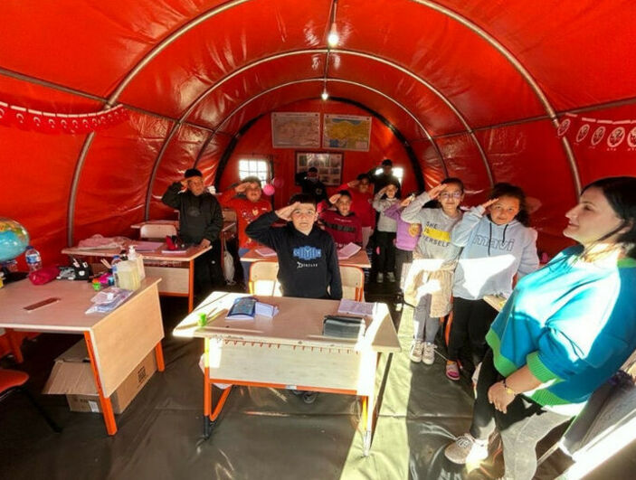 Minik depremzedelerden Mehmetçik'e duygu dolu mektuplar