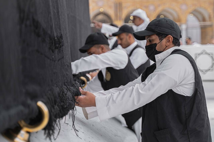 Müslümanlar Ramazan ayı için gün sayıyor: Kabe örtüsü Ramazan öncesi bakıma alındı