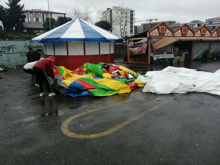 Pendik'te fırtına! Stand uçtu 3 çocuk yaralandı...