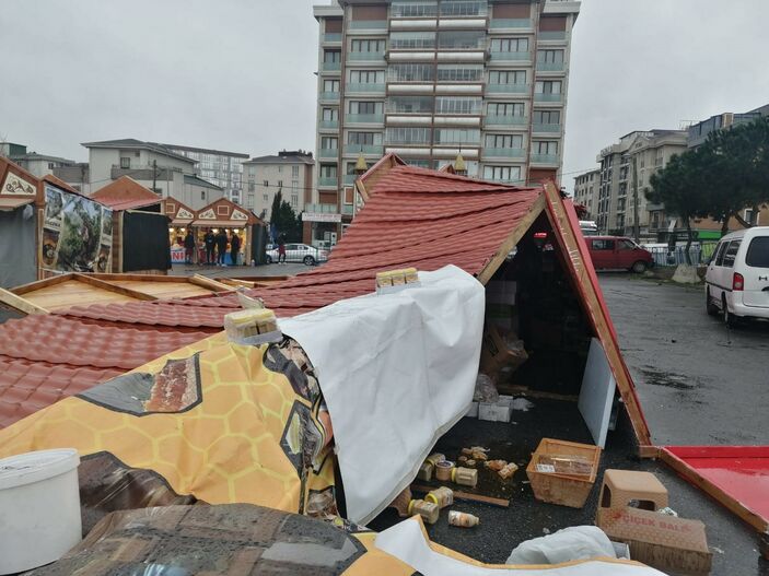 Pendik'te fırtına! Stand uçtu 3 çocuk yaralandı...