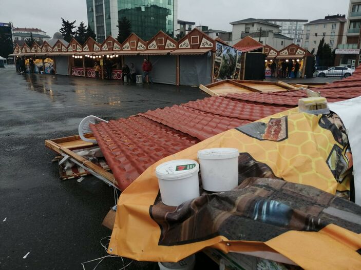 Pendik'te fırtına! Stand uçtu 3 çocuk yaralandı...