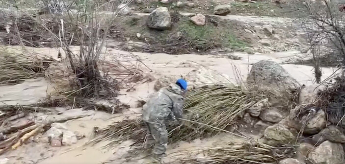 Şanlıurfa'da Mehmetçik sel bölgesinde çalışmalara devam ediyor