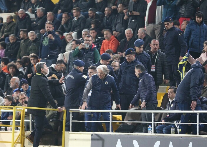 Sevinçten ne yapacağını şaşırdı! Fenerbahçe taraftarı Jesus'un elini tutarsa...