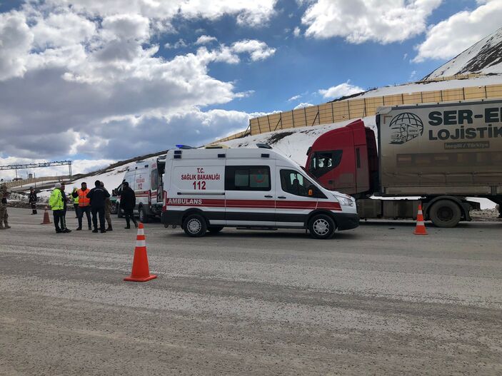 Sivas'ta depremden kaçarken kaza yaptılar! Ölü ve yaralılar var