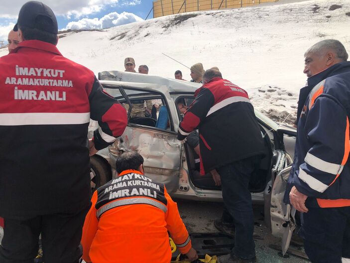 Sivas'ta depremden kaçarken kaza yaptılar! Ölü ve yaralılar var