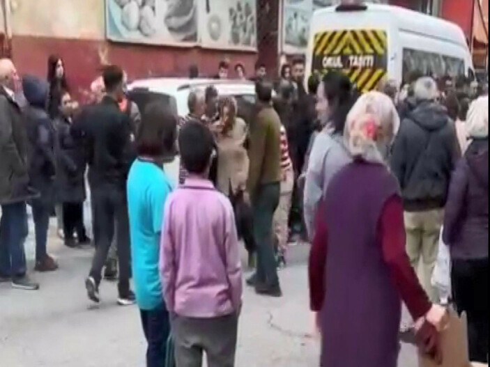 Sultangazi'de bir kişi annesinin evinin önünde silahlı saldırıya uğradı