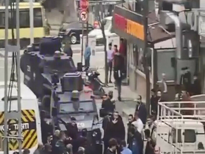 Sultangazi'de bir kişi annesinin evinin önünde silahlı saldırıya uğradı