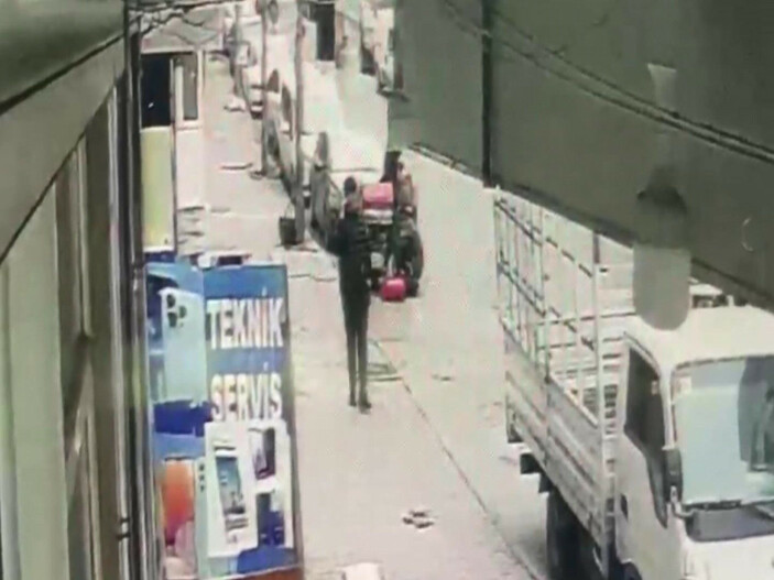 Sultangazi'de bir kişi annesinin evinin önünde silahlı saldırıya uğradı