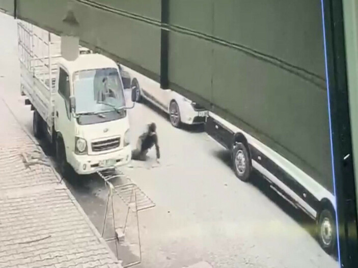 Sultangazi'de bir kişi annesinin evinin önünde silahlı saldırıya uğradı