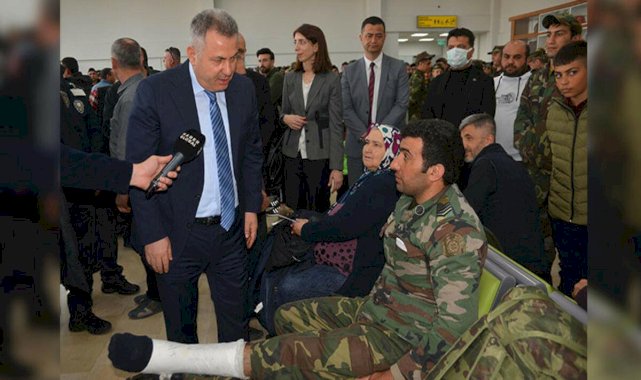 Azeri asker, ayağı kırılmasına rağmen deprem bölgesinden ayrılmadı