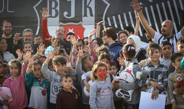 Beşiktaş taraftarının gönderdiği oyuncaklar depremzede çocuklara dağıtıldı
