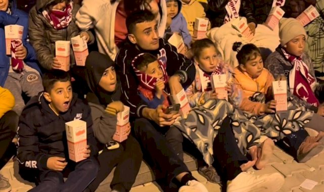 CZN Burak, deprem bölgesinde yüzleri güldürmeye devam ediyor