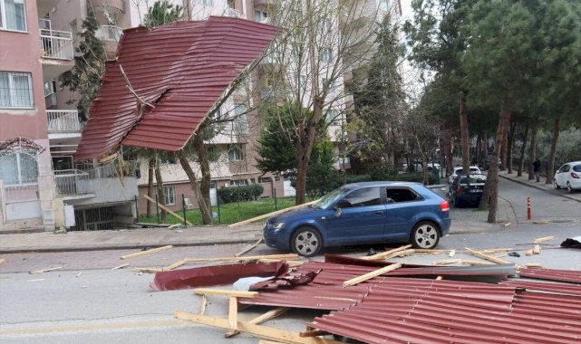 Ege sel ve lodosla mücadele ediyor! Denizli ile İzmir'de hava şartları hayatı olumsuz etkiledi