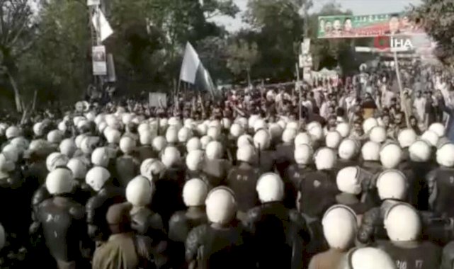 Eski Pakistan Başbakanı İmran Han'ın destekçileri polisle çatıştı: 8 yaralı