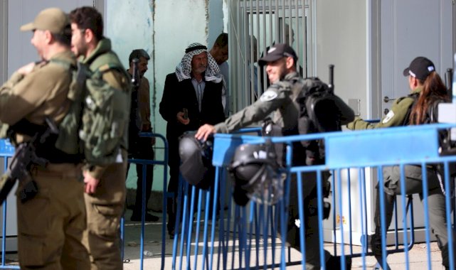 Filistinliler: İsrail, cuma namazı için Kudüs'e geçişi engelledi