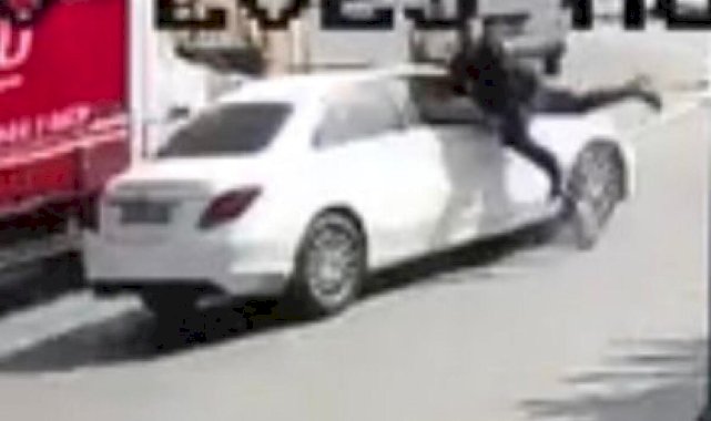 Güngören'de ters yönden giden skuter sürücüsüne otomobil çarptı: Sürücü kaçtı